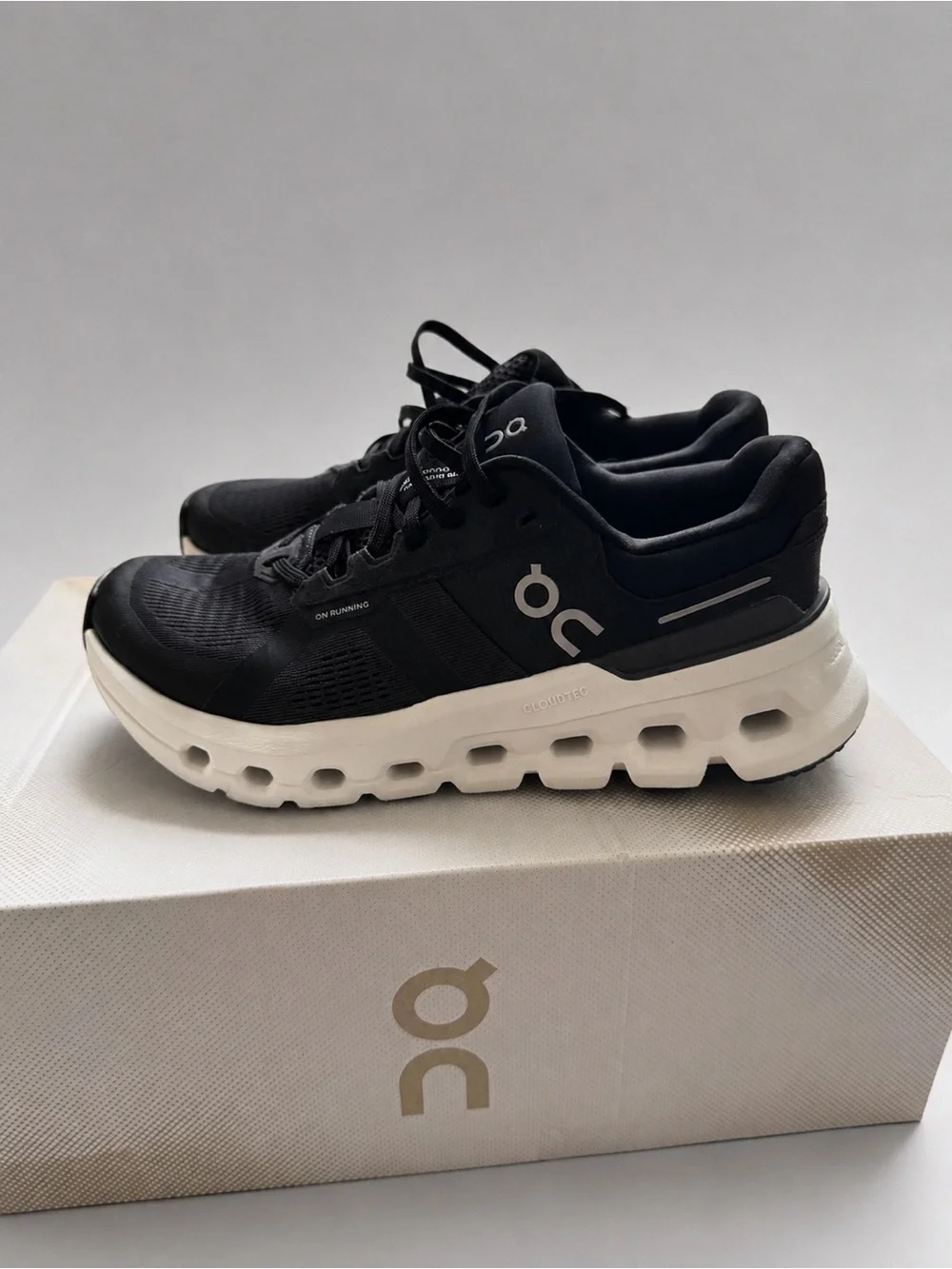 New On Cloud Women’s Black & White Sneakers – Size 7
